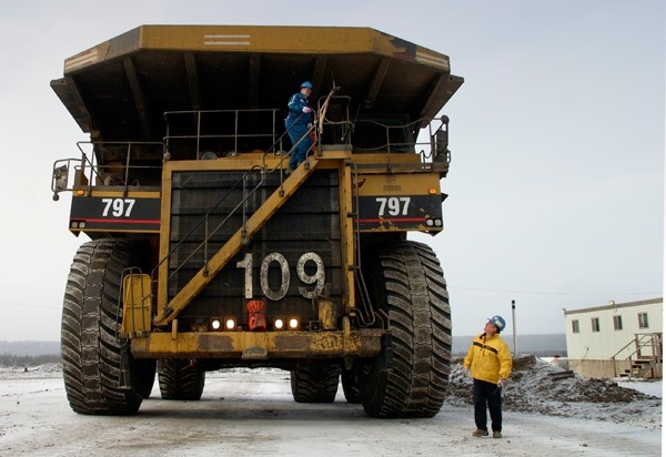 tar-sands-giant-truck-photo-credit-Denver-post